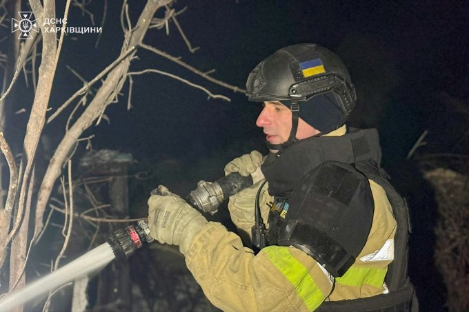 Робота ДСНС у новорічну ніч – пожежі після ударів дронів на Харківщині